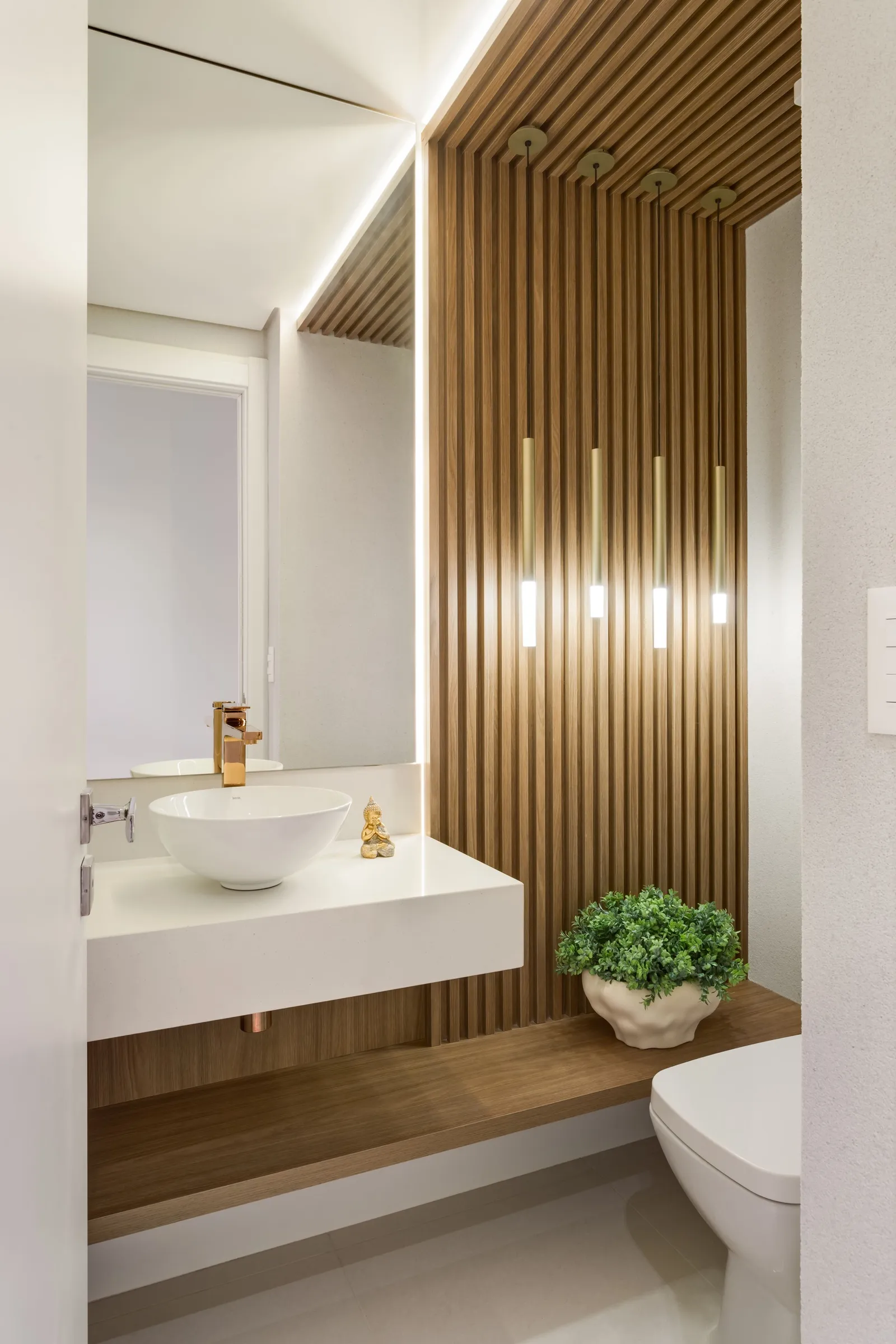 Lavabo com painel ripado de madeira, pendentes finos e cuba redonda