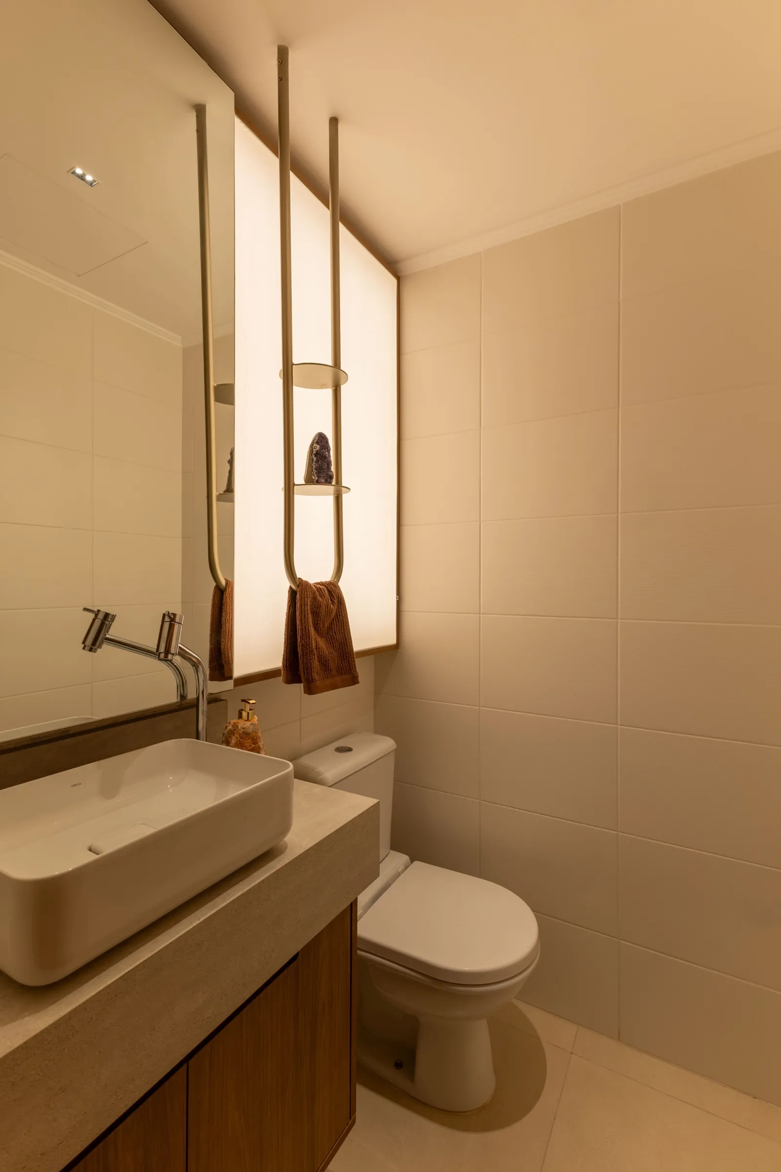 Lavabo com cuba de apoio, espelho e toalheiro suspenso iluminado