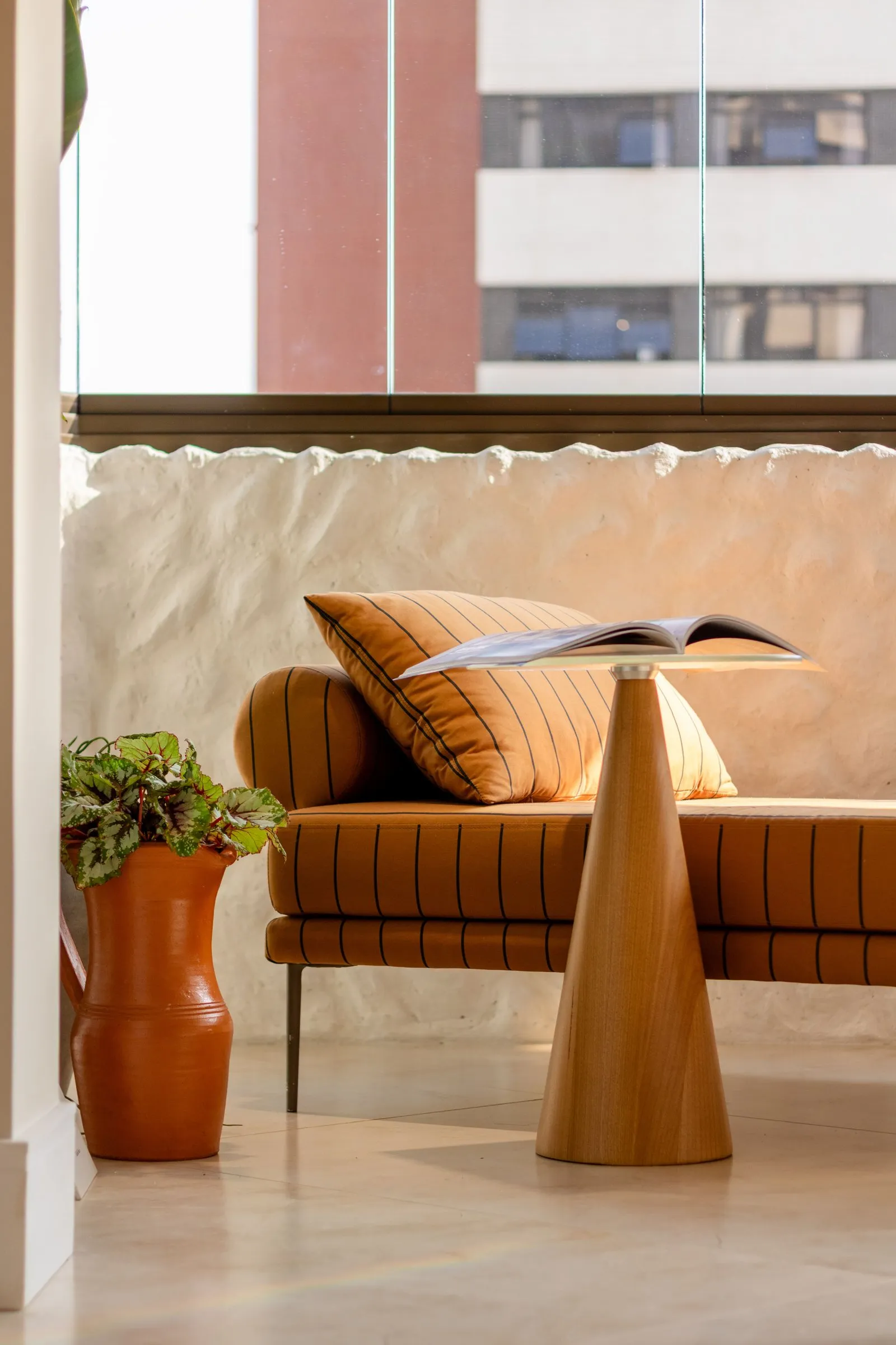 Chaise de couro na varanda com parede texturizada