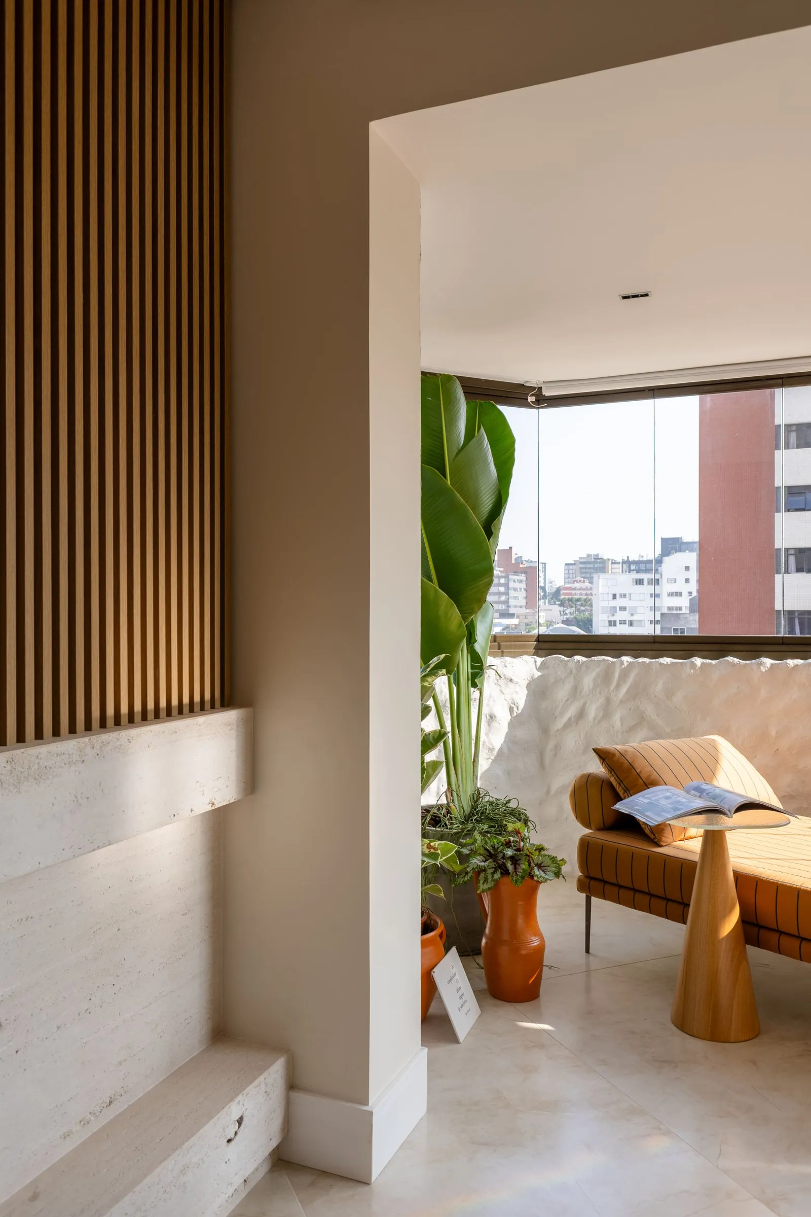 Passagem para a varanda ao lado do painel ripado