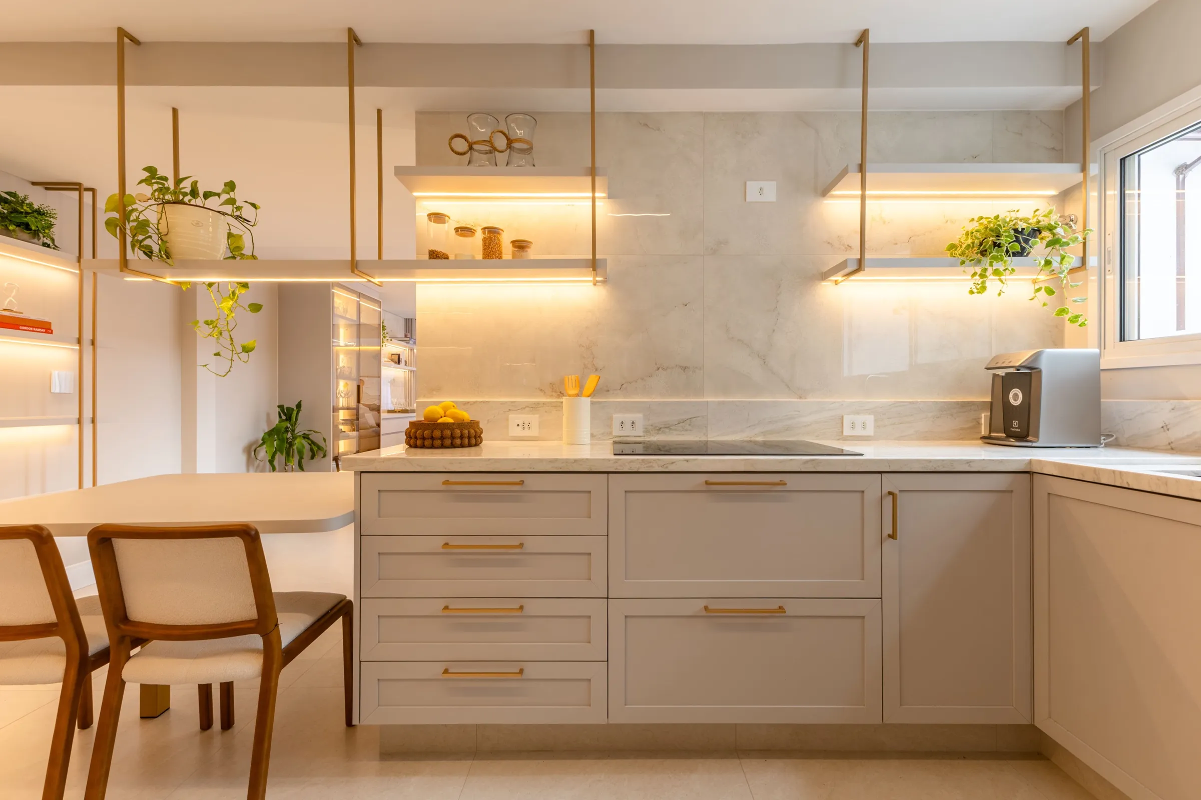 Bancada da cozinha com cooktop, gavetas e prateleiras suspensas iluminadas