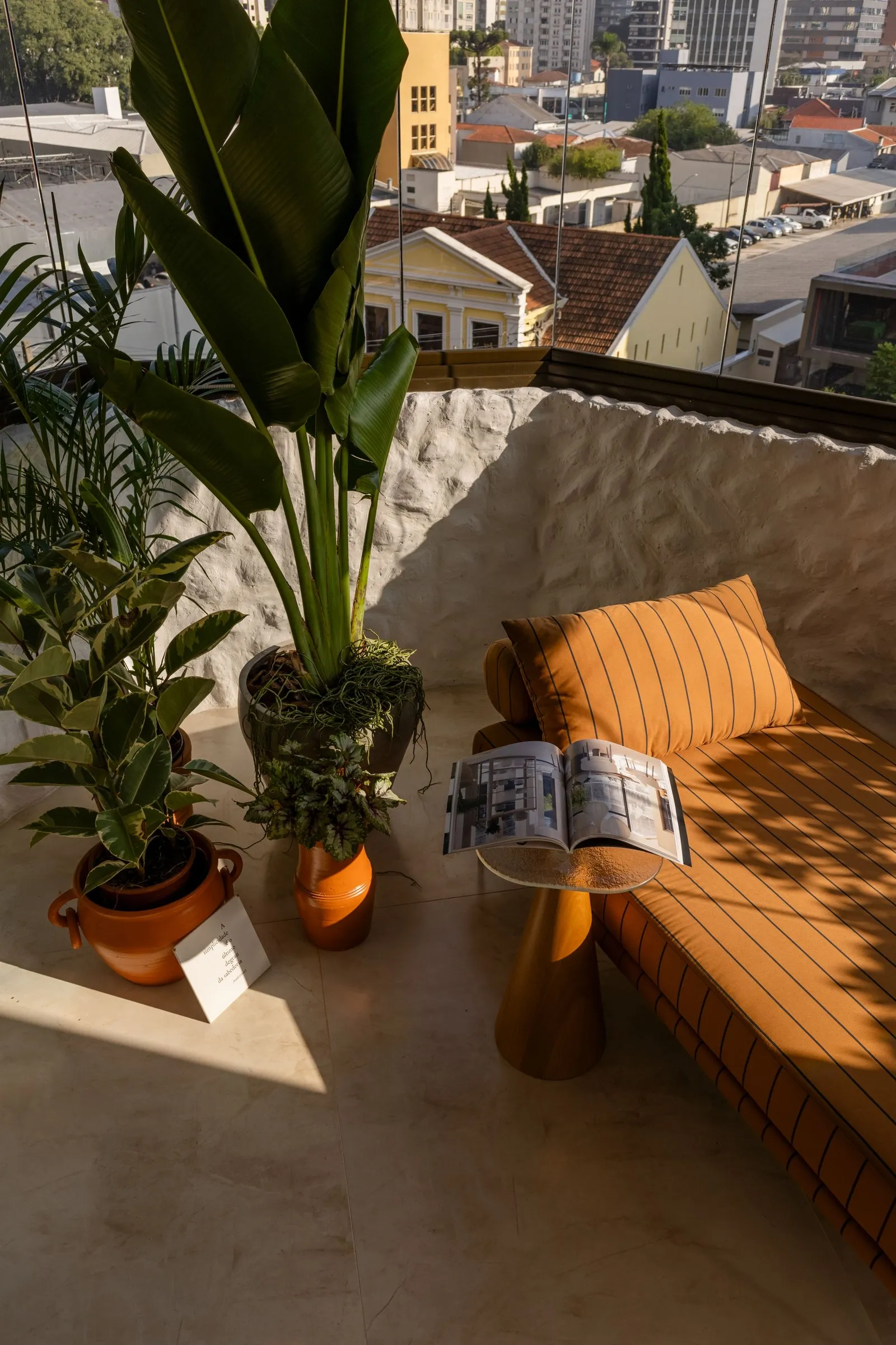 Varanda com chaise e vista da cidade