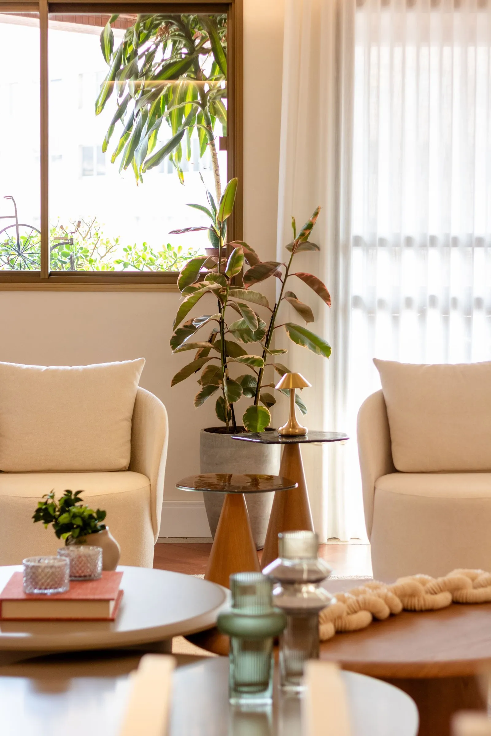 Sala de estar com poltronas e mesa de centro