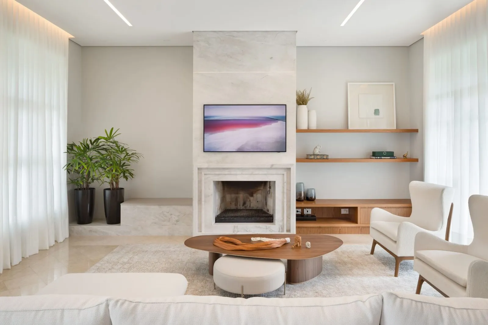 Sala de estar com lareira da Casa FL