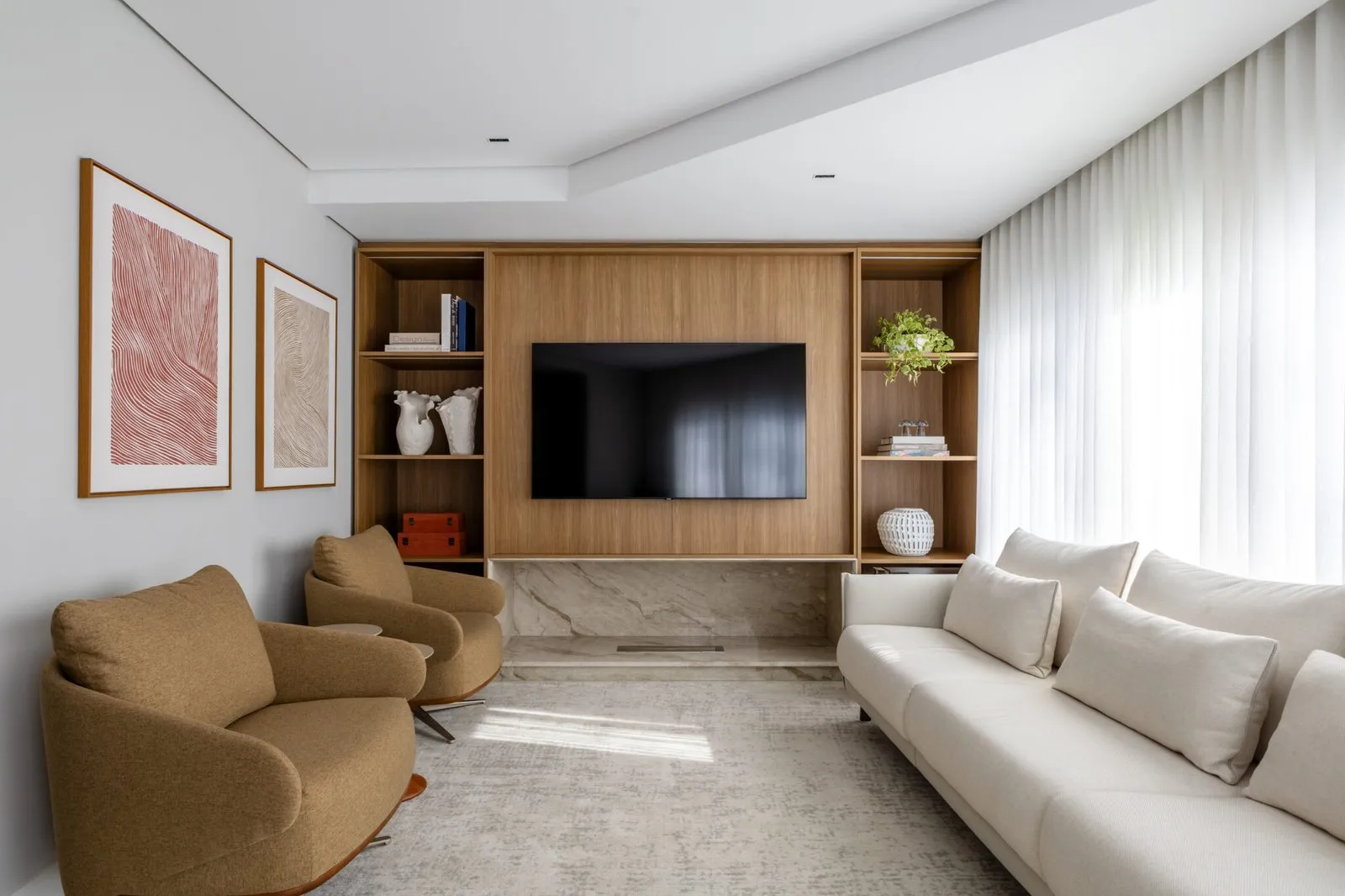 Sala da Casa 30 com painel de TV em madeira